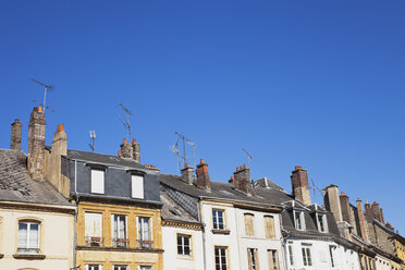 Frankreich, Champagne-Ardenne, Ardennen, Sedan, Hausdächer und Schornsteine vor blauem Himmel - GW002449