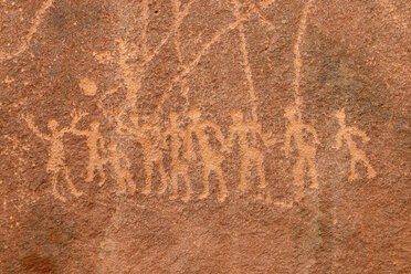 Nordafrika, Sahara, Algerien, Tassili N'Ajjer National Park, Tadrart, neolithische Felskunst, Gravur einer Gruppe von Menschen, die mit einem Ball spielen - ES000844