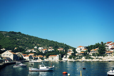 Kroatien, Dalmatien, Blick auf den Hafen von Korcula - KAF000081