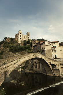 Italien, Ligurien, Dolceaqua, Schloss Castello dei doria und Brücke - KAF000084