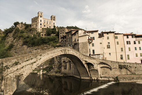 Italien, Ligurien, Dolceaqua, Schloss Castello dei doria und Brücke - KAF000088