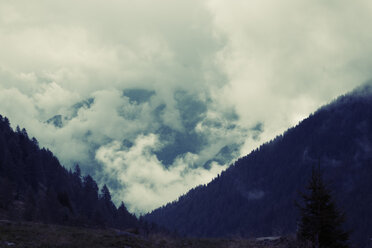 Österreich, Tirol, Assling, Zornige Wolken in den Bergen - KAF000085