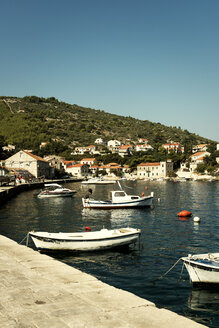 Croatia, Korcula, Little harbour with fishing boats - KAF000086