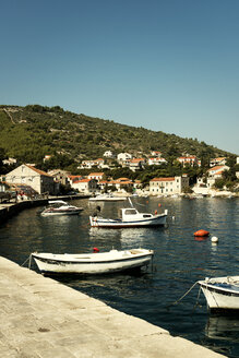 Kroatien, Korcula, Kleiner Hafen mit Fischerbooten - KAF000086