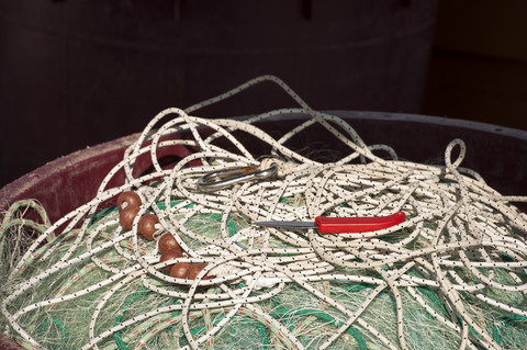 Kroatien, Istrien, Vrsar, Fischernetz und Messer, lizenzfreies Stockfoto