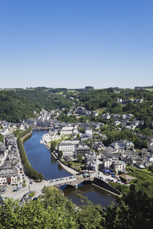 Belgien, Ardennen, Bouillon, Stadtbild mit Fluss Semois - GW002464