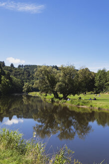 Belgien, Ardennen, Bouillon, Menschen auf einer Wiese am Fluss Semois - GW002468