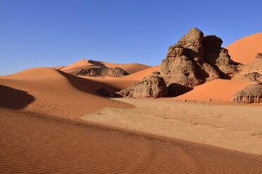 Algerien, Sahara, Tassili N'Ajjer National Park, Tadrart, Felsen und Sanddünen bei Tin Merzouga - ES000850