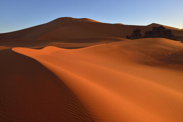 Algerien, Sahara, Tassili N'Ajjer National Park, Tadrart, Morgenlicht auf den Dünen von Tin Merzouga - ES000851