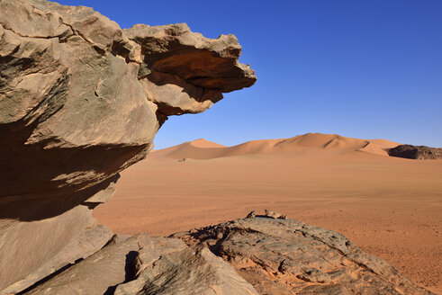 Algerien, Sahara, Tassili N'Ajjer National Park, Tadrart, Felsen und Dünen bei Tin Merzouga - ES000852