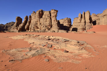 Algerien, Sahara, Tassili N'Ajjer National Park, Tassili Tadrart, Felsen und Dünen am Kessel - ES000853