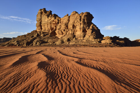 Algerien, Sahara, Tassili N'Ajjer National Park, Tassili Tadrart, Felsen und Dünen am Kessel - ES000854