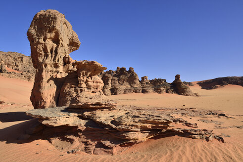 Algerien, Sahara, Tassili N'Ajjer National Park, Tassili Tadrart, Felsen und Dünen am Kessel - ES000855