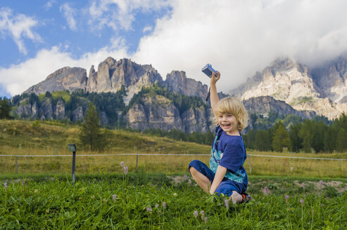 Italien, Provinz Belluno, Venetien, Cortina d'Ampezzo, lachender kleiner Junge mit Kamera - MJF000446
