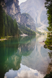 Italien, Trentino-Südtirol, Südtirol, Pustertal, Wasserspiegelung am Pragser Wildsee - MJF000454