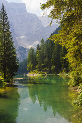 Italien, Trentino-Südtirol, Südtirol, Pustertal, Blick auf den Pragser Wildsee - MJF000477