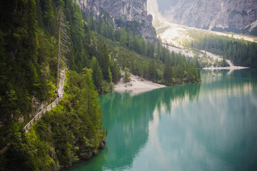 Italien, Trentino-Südtirol, Südtirol, Pustertal, Teil des Pragser Wildsees - MJF000478