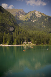 Italien, Trentino-Südtirol, Südtirol, Pustertal, Blick auf den Pragser Wildsee - MJF000479