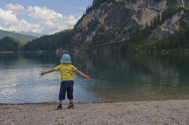 Italien, Trentino-Südtirol, Südtirol, Pustertal, kleiner Junge am Ufer des Pragser Sees - MJF000456