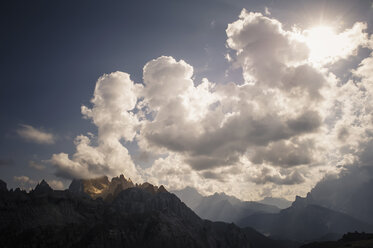 Italien, Provinz Belluno, Venetien, Auronzo di Cadore, Wolkenlandschaften über den Drei Zinnen von Lavaredo - MJF000481