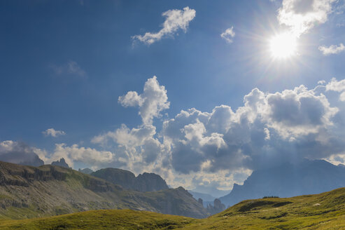 Italien, Provinz Belluno, Venetien, Auronzo di Cadore, Alm in der Nähe von Tre Cime di Lavaredo - MJF000483