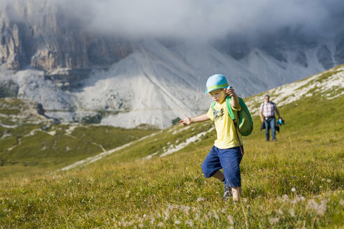 Italien, Provinz Belluno, Venetien, Auronzo di Cadore, Vater und Sohn wandern in der Nähe von Tre Cime di Lavaredo - MJF000485