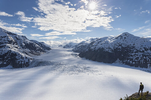 Grenzregion Alaska-British Columbia, Mann mit Blick auf den Lachsgletscher - FOF005456