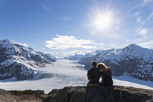 Grenzregion Alaska-British Columbia, Paar mit Blick auf den Lachsgletscher - FOF005457