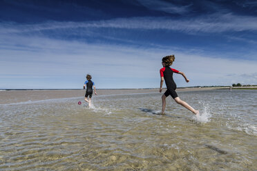 UK, Schottland, Burghead Bay, Kinder laufen im Wasser - PAF000150