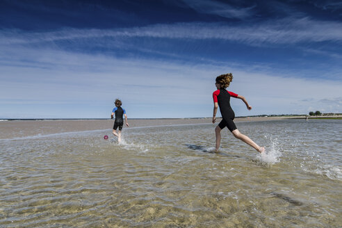 UK, Schottland, Burghead Bay, Kinder laufen im Wasser - PAF000150