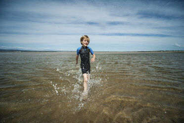 UK, Scotland, Burghead Bay, Boy running in water - PAF000149