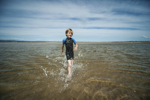 Großbritannien, Schottland, Burghead Bay, Junge läuft im Wasser - PAF000149