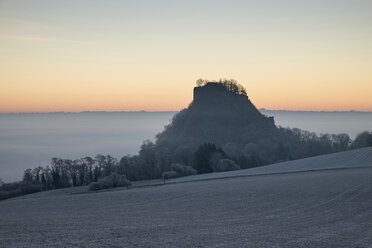 Germany, Baden-Wuerttemberg, Konstanz district, Hegau with Hohenkraehen in the morning, wafts of mist - EL000753