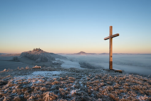 Germany, Baden-Wuerttemberg, Konstanz district, summit cross, winter morning in Hegau with Maegdeberg left and Hohenhewen on the horizon - ELF000756