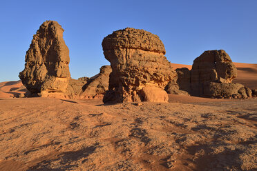 Algerien, Sahara, Tassili N'Ajjer Nationalpark, Tadrart, Sandsteinfelsentürme bei Tin Merzouga - ES000860