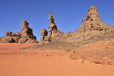 Algerien, Sahara, Tassili N'Ajjer National Park, Tassili Tadrart, Felsen und Dünen am Kessel - ES000862