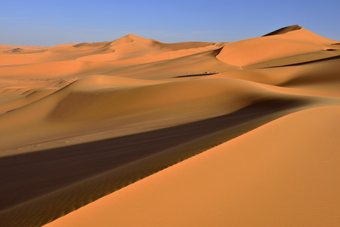 Algerien, Sahara, Tassili N'Ajjer National Park, Blick auf die Sanddünen von Tehak, lizenzfreies Stockfoto