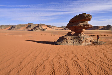 Algerien, Sahara, Nationalpark Tassili N'Ajjer, Region Tadrart, erodierter Pilzfelsen, Hoodoo bei Tin Merzouga - ES000865