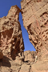 Algerien, Sahara, Tassili N'Ajjer National Park, Tassili Tadrart, Frau sitzt auf einem Felsen des Kars - ESF000869