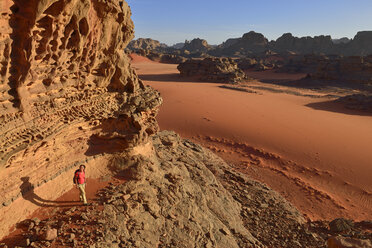 Algerien, Sahara, Tassili N'Ajjer Nationalpark, Tassili Tadrart, Frau beim Wandern in der felsigen Landschaft des Kars - ES000871