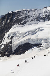 Schweiz, Berner Oberland, Grindelwald Menschen wandern am Aletschgletscher - WW003101