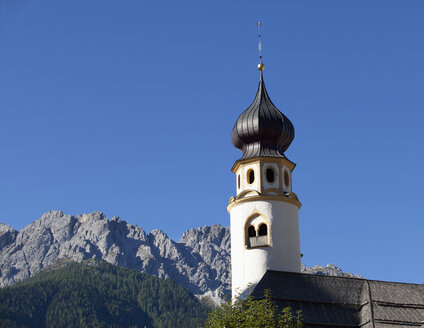 Italien, Südtirol, Innichen, Sextner Dolomiten und Pfarrkirche St. Michael - WWF003133
