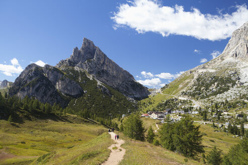 Italien, Venetien, Wanderer am Falzarego-Pass, Sass de Stria und Tofane - WWF003032