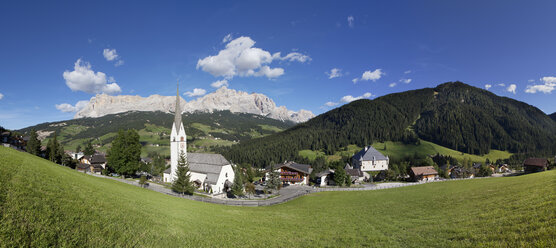 Italien, Südtirol, Stern, Berglandschaft und Kirche - WWF003042