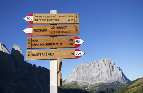 Italien, Südtirol, Wegweiser am Grödnerjoch, lizenzfreies Stockfoto