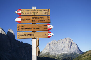 Italien, Südtirol, Wegweiser am Grödnerjoch - WWF003079