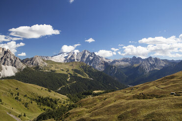 Italien, Südtirol, Blick vom Sellajoch zur Marmolada - WWF003088