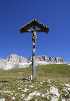 Italien, Trentino, Belluno, Wegkreuz am Pordoijoch - WWF003097