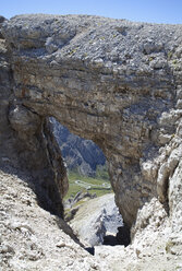 Italien, Trentino, Belluno, Naturbogen am Pordoijoch - WWF003048