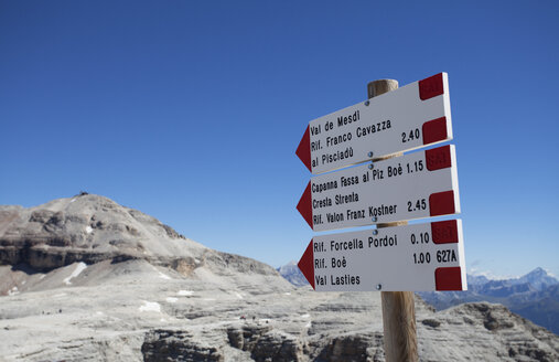 Italien, Trentino, Belluno, Wegweiser am Pordoipass - WWF003126